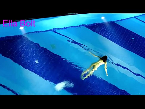 ❤️ Ik kin net ophâlde te sjen, jonge blonde fongen neaken swimmen yn ELLA BOLT resort pool Homemade porno by wy ️❤