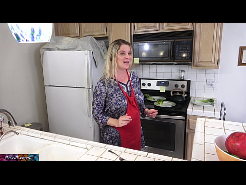 ❤️ Styfmom melkt him yn 'e keuken foar syn date Homemade porno by wy ️❤