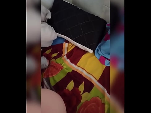 ❤️ Myn keamergenoat bliuwt allinnich thús want har man giet op fakânsje en ik nim de kâns oan om har te neuken en har kont fol mei molke Homemade porno by wy ️❤