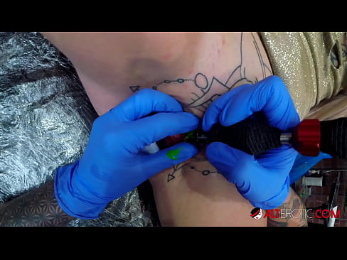 ❤️ Ekstreem tattooed hottie Sully Savage krige in tattoo op har klitoris Homemade porno by wy ️❤
