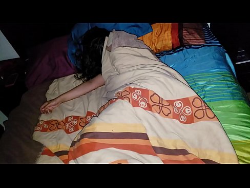 ❤️ Styfsoan bespot syn jonge styfmem wylst se sliept. Homemade porno by wy ️❤