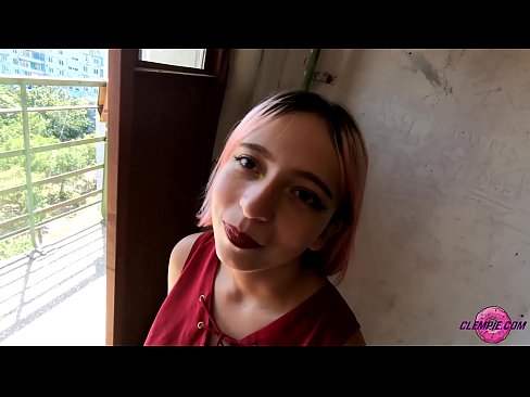 ❤️ Studint Sensual sûget in frjemdling yn 'e bûtenwrâld - Cum op syn gesicht Homemade porno by wy ️❤