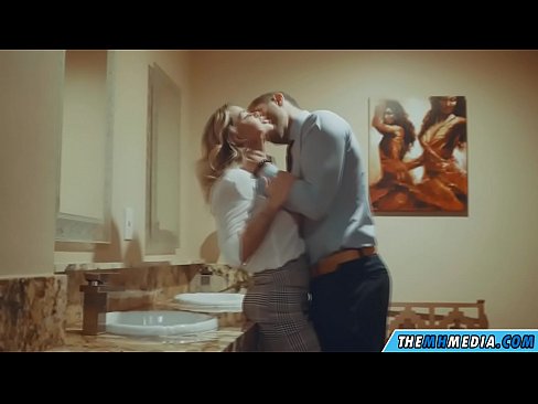 ❤️ As in busty blonde jo ferliedt yn in iepenbier toilet Homemade porno by wy ️❤
